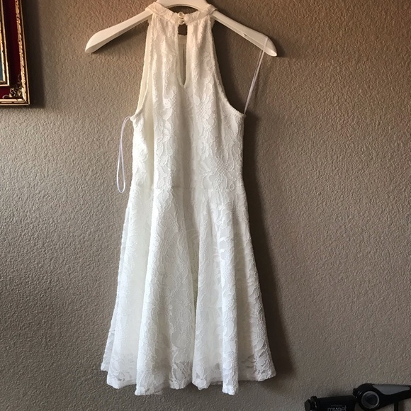 While lace dress - Picture 6 of 7